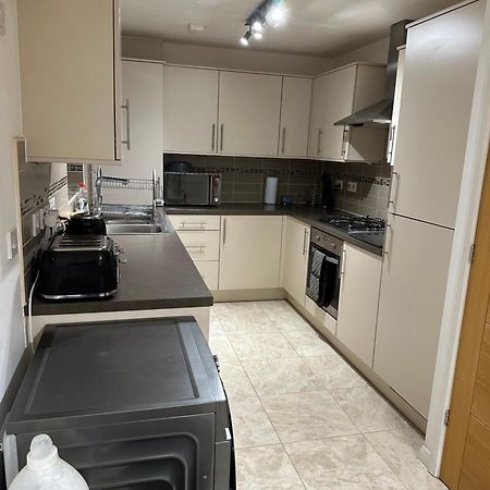Cosy Double Bedroom In Newcastle Upon Tyne - Access To Shared Kitchen, Shared Lounge And Shared Conservatory Areas Inc Sky Tv And Netflix ภายนอก รูปภาพ